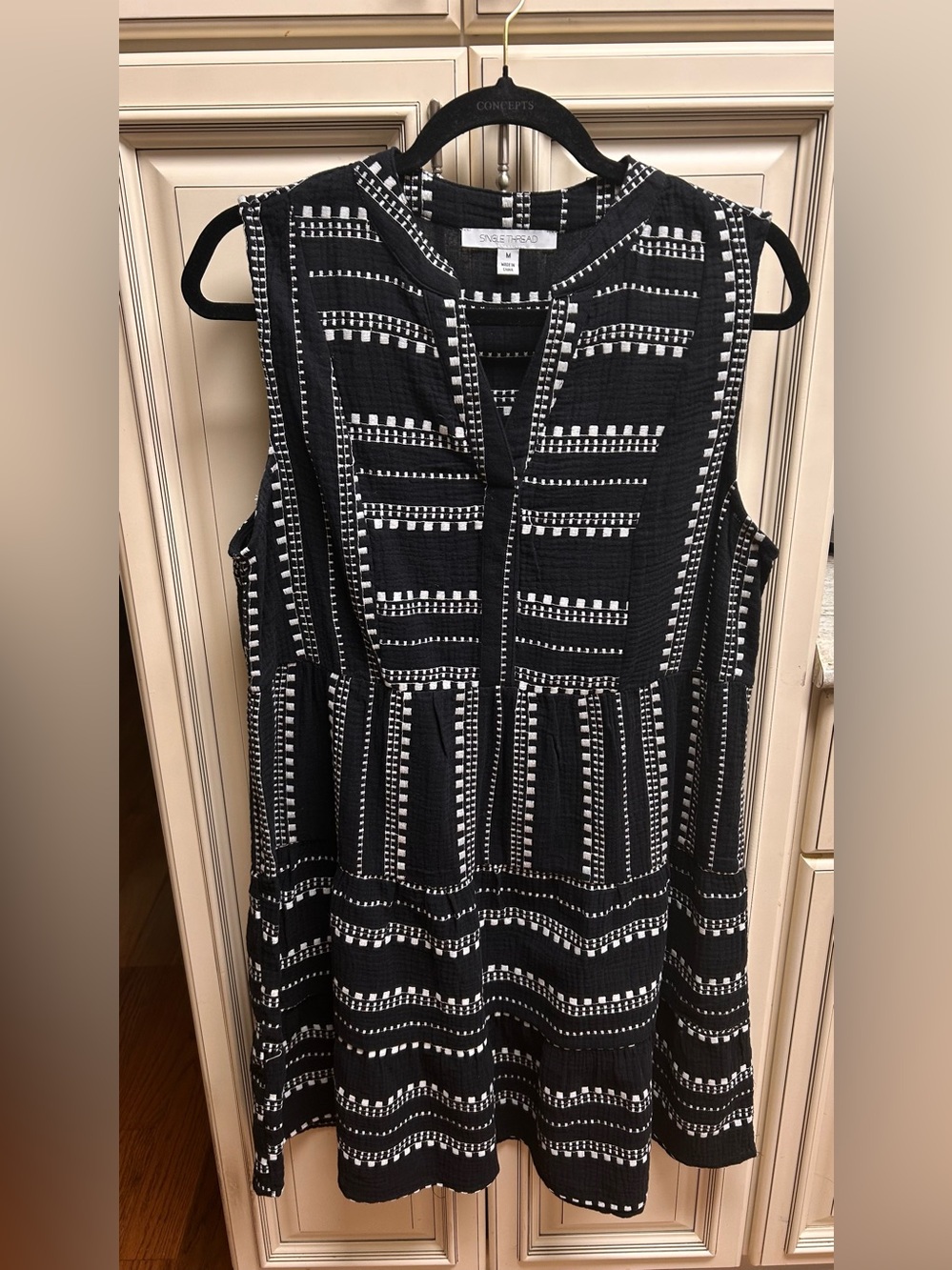 Cute Single Thread Black & White Dress Sz Medium